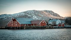 Flåvær er ei lita øygruppe i Herøyfjorden i Møre og Romsdal, der det har vært jektehavn, gjestgiveri og handelssted. Kulturmiljøet på Flåvær verdsettes fra regionalt hold, og har store kulturminneverdier. Sameiet her har videreutviklet bruken slik at allmennheten har fått tilgang på dette spesielle kulturminnet. De har også mottatt Godt vern-pris fra Fortidsminneforeningen. På bildet sees sjøbua på Flåvær med hovedhuset, det gamle gjestgiveriet i bakgrunnen. (Foto: Bjørnar Torvholm Sævik)