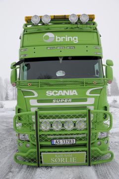 Kjell A. Sørlie er Bring-sjåfør i avdeling 20 på Kongshavn. Han kjører daglig Kongshavn - Coop i Ås. Han er bilentusiast og har gjort det meste selv på sin Scania R620. Etter fire dieseltyverier har han nå holdt drivstofftyver unna med alarmer.