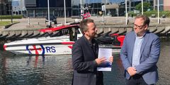 Næringsminister Torbjør Røe Isaksen mottok denne uken handlingspålanen mot fritidsbåtulykker fra fungerende sjøfartsdirekør Alf Tore Sørheim.