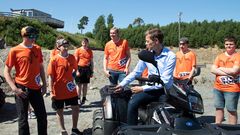 Samferdselsminister Knut Arild Hareide besøkte Drive for life torsdag, og overrakte nyheten om tilskuddet organisasjonen får til prosjektet "sammen redder vi liv". Foto: Tornøe / Samferdselsdepartementet
