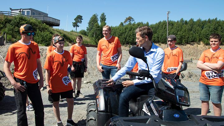 Samferdselsminister Knut Arild Hareide besøkte Drive for life torsdag, og overrakte nyheten om tilskuddet organisasjonen får til prosjektet "sammen redder vi liv". Foto: Tornøe / Samferdselsdepartementet