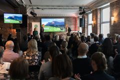 Konsernsjef i TINE, Gunnar Hovland, tar i mot prisen for Norges mest bærekraftige selskap 2019.