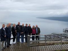 FJELL OG FJORD: Styret og arbeidsgruppen som skal jobbe med VM-søknaden for Narvik samlet på Narvikfjellet. F.v.: Roger Bergersen, arbeidsgruppen, Eirik Frantzen, styret, Sverre Seeberg, styret, Tove Moe Dyrhaug, styret, skipresident Erik Røste, Sigbjørn Aanes, styret, Erik Plener, daglig leder, Knut-Eirik Dybdal, styreleder, generalsekretær Ingvild Bretten Berg i skiforbundet, varaordfører Geir-Ketil Hansen, styret. Styremedlem Lisbeth Berg-Hansen var ikke til stede da bildet ble tatt.