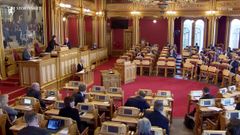 Bare 85 representanter tok sete i stortingssalen da dagens møte ble satt. Etter Grunnlovens §73 kan ikke Stortinget holdes med mindre  minst halvparten av dets medlemmer er tilstede.