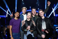 TOPP 5 I IDOL: Carlisle Sienes (f.v.), Casper Kuhlmann Kristensen, Vilde Skogen, Øystein H. Hegvik og Kristian Raanes. Foto: Thomas Reisæter/TV 2