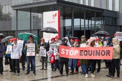 Protester foran Equinors generalforsamling i Stavanger 10. mai 2023 © Espen Mills / Greenpeace