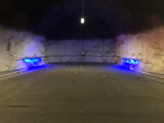 Vi har montert blått lys for å markere snunisjene i Svotunnelen. Foto: Statens vegvesen