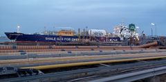 MT JS Ineos Ingenuity fra rederiet Evergas trygt ved kai. Skipet forsyner industrianlegget på Rafnes i Bamble, Telemark med nødvendig etan-gass fra USA. (Foto: Jostein Aadland)