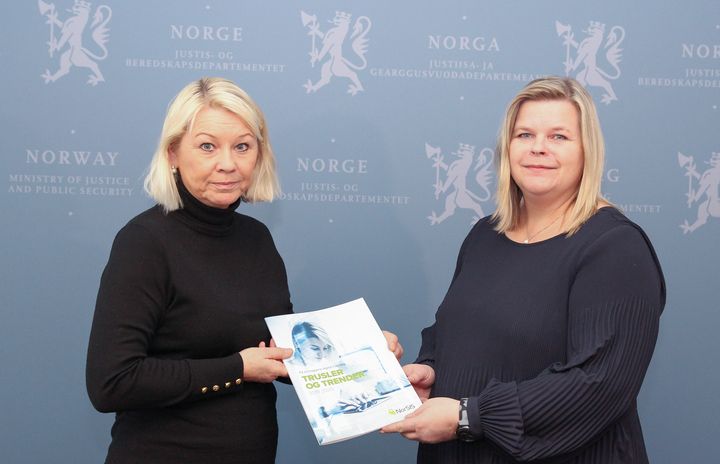 Justisminister Monica Mæland mottar her årets trusselrapport fra administrerende direktør i NorSIS, Peggy Heie.