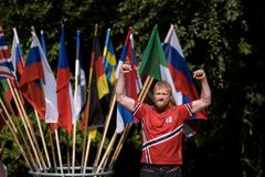 Terje Bakke jubler over gullmedaljen. Bilde tatt av World Archery Europe