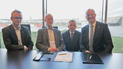 Bompengeavtalen signert med Sørvest Bompengeselskap AS. F.v. styrets nestleder, Ola Olsbu, styrets leder, Paul M. Nilsen, administrerende direktør, Trond Juvik, og samferdselsminister Ketil Solvik-Olsen. Foto: Frøydis Tornøe/SD