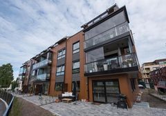 Innglassing av balkongen har blitt en status som mange vil investere i, både ved nybygg og restaurering. Stadig flere gode referanseprosjekter har også bidratt til at etterspørselen etter balkonginnglassing øker. Foto: Sagstuen