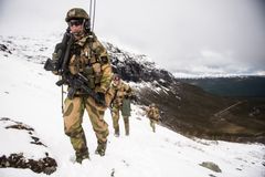 Soldater fra brigadens lette infanteribataljon på vei mot sine ildstillinger. Foto: Fredrik Winness Ringnes, Hæren
