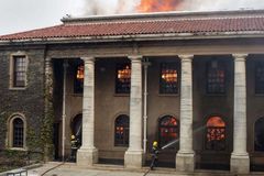 Brannen ødela både biblioteket og botanikkbygget ved Universitetet i Cape Town. Foto: Rodger Bosch, University of Cape Town (CC BY-ND 4.0)