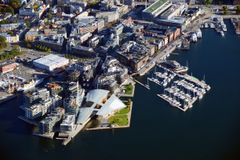 Flyfoto av Tjuvholmen og Filipstad. Parken er til høre for skur 13 (Pushwagnerskuret). Foto: Harald M. Valderhaug