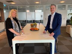 Delta-leder Lizzie Ruud Thorkildsen og AVYO-ledere Øyvind Hov Randmæl signerer avtalen som sikrer medlemmene i begge organisasjoner er enda bedre organisasjonstilbud. Foto: Gunhild Lervåg