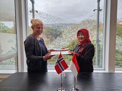 Mattilsynet har signert en avtale med indonesiske myndigheter som gjør det enklere å eksportere norsk sjømat til Indonesia. Avtalen ble signert av Dr. Ir. Pamuji Lestari, direktør for Fish Quarantine and Inspection Agency, og Ingunn Midttun Godal, administrerende direktør i Mattilsynet.