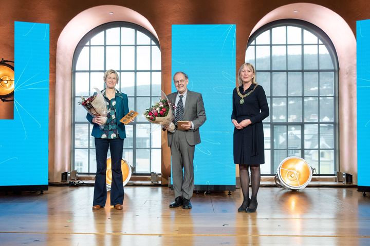 Prisvinnerne sammen med UiB-rektor Margareth Hagen. Foto: Eivind Senneset, UiB
