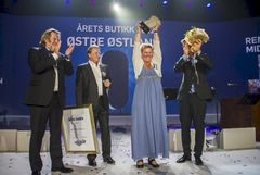 Kjøpmann Ann Kristin Børresen i REMA 1000 Midtveien snudde underskudd til formidabel vekst på to år. I kveld ble hun kåret til Norges aller beste REMA 1000-kjøpmann i 2012. Fra venstre: Colonialmajor Odd Reitan, administrerende direktør i REMA 10000 Norge Tom Kristiansen, kjøpmann Ann Kristin Børresen og administrerende direktør i REMA 1000 Ole Robert Reitan.