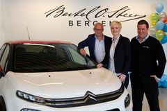 Bertel O. Steen Bergen, avd. Åsane, starter med nybilsalg av Citroën. Fra venstre Geir Håvardstun, salgsjef Citroën, Monica Seilen Nilsen, daglig leder og Thomas Myhr Eide, selger Citroën.
Foto: Sture Nepstad/Bertel O. Steen