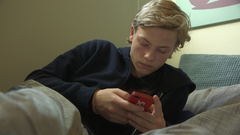 Odin Thiago Holm er multitalentet som gjør spektakulære stunts på trampoline, på stupebrettet og med ball.