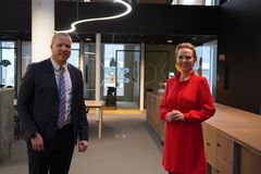 Oslo: Adm.dir Eivind Helgaker og statsråd Linda Hofstad Helleland på ice sitt kontor i Oslo Foto: Reynir Johannesson