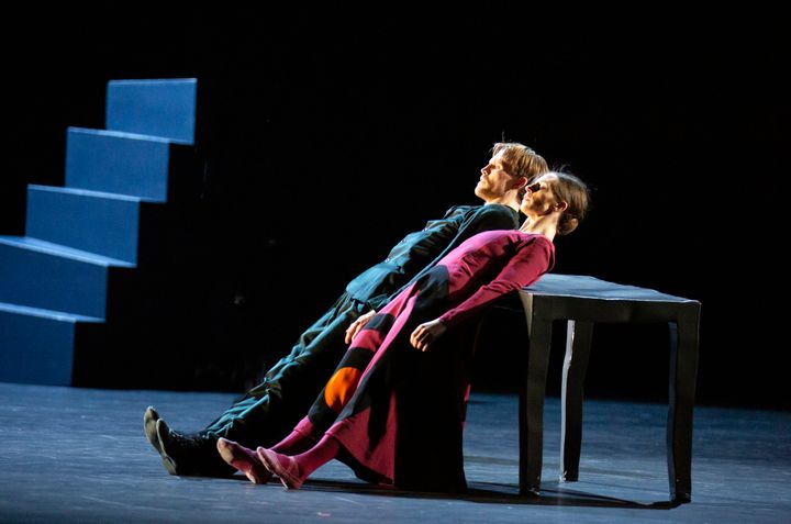 Forestillingen Mats Ek har premiere i Operaen 29. januar. Bildet viser Melissa Hough og Silas Henriksen i verket «Hun var svart». Foto: Gert Weigelt