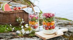 Ta salaten med ut. Legg dressing og grønnsaker lagvis i plastglass eller bokser.