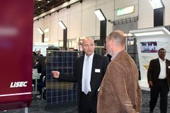 Per Mordt AS er norsk agent for maskinleverandøren Lisec. Arnt Jakobsen tar i mot besøkende på standen på Glasstec. Der viser han frem det nyeste innen isolerglassproduksjon og glassbearbeding.