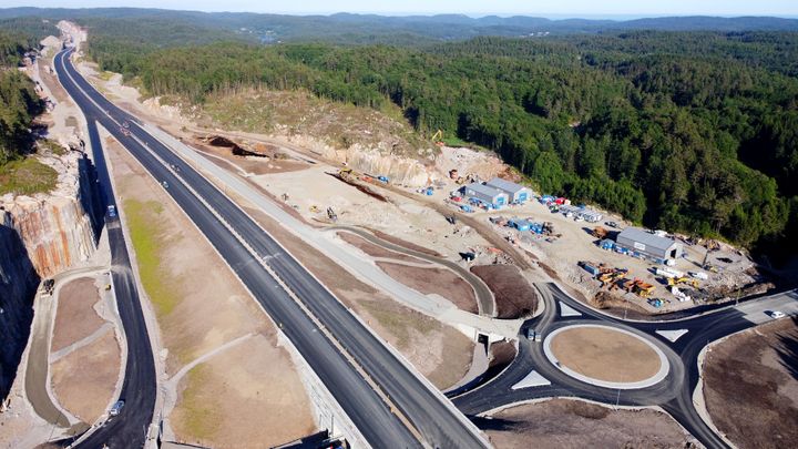 Arbeidet med ny trafikksikker E39I forbindelse med Mandal øst - Mandal by pågår for fullt. I Mandalskrysset etableres blant annet veiserviceanlegg med høy kvalitet, betydelig ladekapasitet og park and ride anlegg med 200 plasser. Veiserviceanlegget med blant annet Macdonald`s og Esso energistasjoner etablerer seg på riggområdet til høyre i bildet. Mandalskrysset ligger i Lindesnes kommune, og har avkjøring til ny tilførselsvei til sentrumsnært Mandal.