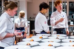 Akademiet Norsk Restaurantskole garanterer læreplass til elevene i kokk- og servitørfaget, etter to år med teoretisk og praktisk opplæring ved skolen.