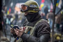 En soldat på Maidan-plassen i Kiev, Ukraina, leser fra Salmenes bok - tidlig i 2014. (Foto: Sodel Vlad)