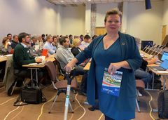 Siv Henriette Jacobsen med spade og anleggsrapporten til VIK