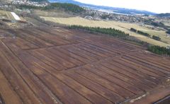 Torv brukes først og fremst til jord for dyrking av planter. Her tidligere uttak av torv ved Leinsmyra i Verdal kommune. Foto: Erlend Skutberg