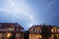 Hvert år slår lynet ned i over 2 000 norske hus og hytter. Foto: iStock.