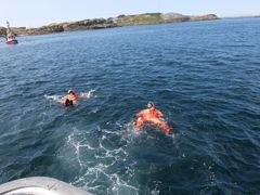 Thorhild Widvey og Redningsselskapets president Nicolai Jarlsby holder seg tørre i redningsdrakt mens RS Simrad Færder kommer til unnsetning. Foto: Henriette Nygaard Thommessen