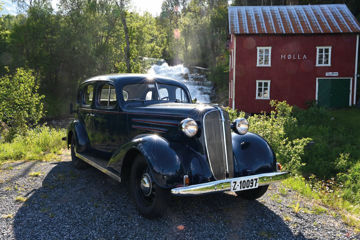 En Chevrolet Standard Sport Sedan fra 1936 er en av over 80 biler som presenteres i boka «Nordnorske veteranbiler». Foto: Ulf Ragnar Hanssen