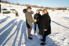 Statsminister Erna Solberg ankommer byggetomtet og tas i mot av byggherredirektør Synnøve Lyssand Sandberg i Statsbygg og rektor Svein Stølen. Foto: Terje Heiestad/UiO