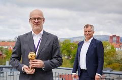 Kringkastingssjef Thor Gjermund Eriksen med trofeet som viser at NRK ble stemt fram som Norges mest populære arbeidsgiver. Administrerende direktør Eivind Bøe (t.h) fra Randstad.