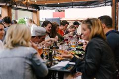 Restaurant er ett av stedene nordmenn er mest redde for å bli koronasmittet i sommer. Foto: Unsplash.
