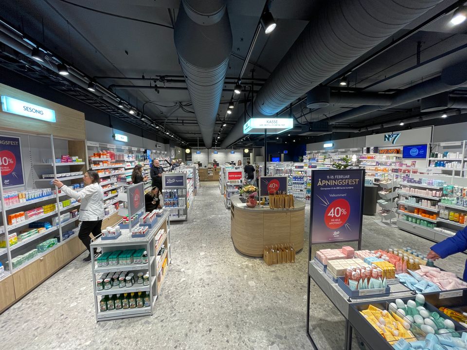 boots-apotek-i-helt-ny-drakt-boots-norge