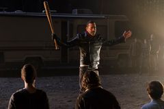 The Walking Dead: Sjette sesong avsluttet med et brutalt «elle, melle, deg fortelle». Hvem som må bøte med livet får vi svar på når den nye sesongen returnerer 24. oktober. Foto: FOX