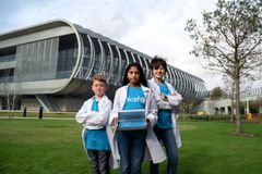 Barn holder DNA-prøven som har blitt kodet i Cambridge i England. Foto: UNICEF Norge