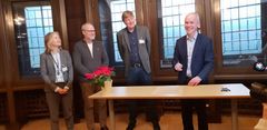 Kunnskapsminister Jan Tore Sanner inivterte til signering av intensjonsavtalen for bransjeprogrammet for industri og byggenæring. Fra venstre: Carla Botten-Verboven, avdelingsleder i Norsk Industri; Jørgen Leegaard, direktør for samfunnspolitikk i Byggenæringens Landsforforening; Per Skau, forbundssekretær i Fellesforbundet og Jan Tore Sanner, kunnskap- og integreringsminister. Foto: Siri Stang, BNL