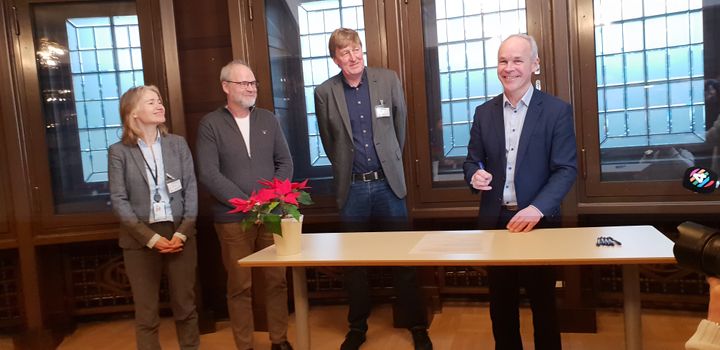 Kunnskapsminister Jan Tore Sanner inivterte til signering av intensjonsavtalen for bransjeprogrammet for industri og byggenæring. Fra venstre: Carla Botten-Verboven, avdelingsleder i Norsk Industri; Jørgen Leegaard, direktør for samfunnspolitikk i Byggenæringens Landsforforening; Per Skau, forbundssekretær i Fellesforbundet og Jan Tore Sanner, kunnskap- og integreringsminister. Foto: Siri Stang, BNL