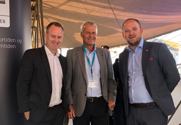 I ARENDAL: Konsernsjef i AF Gruppen Morten Grongstad (t.v) og konsernsjef i Norconsult Per Kristian Jacobsen møtte samferdselsminister Jon Georg Dale til debatt om fremtidens veier.