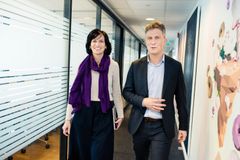 Kimberly Lein-Mathisen, leder for Microsoft Norge, og Rune Skjelvan, leder for KPMGs rådgivningsvirksomhet, er fornøyde med partnersamarbeidet.