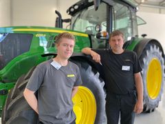 EU-KONTROLLØRER: Magnus Haugen Evenstuen og Kjetil Johansen jobber til daglig ved Felleskjøpet på Lena, og var to av deltakerne på kurset i periodisk kjøretøykontroll for traktor.