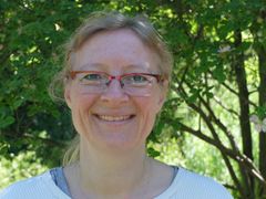 Ane Victoria Vollsnes er forsker ved Seksjon for genetikk og evolusjonsbiologi ved Institutt for biovitenskap på UiO. I bakgrunnen en rosebusk. Eller er det et rosetre? Foto: Eivind Torgersen/UiO