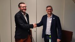 Willy-Andre Gjesdal, direktør Etat for utbygging i Bergen Kommune og Raymond Tuv, regiondirektør i Skanska Bygg Bergen signerte kontrakten om Åsane sykehjem